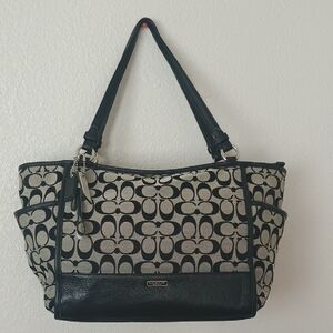 Coach Park Signature Carry Black and Gray Signature Punch Wristlet Incluided.